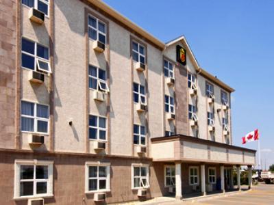 Hotel Super 8 By Wyndham Calgary/airport 2*