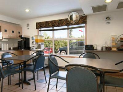 Hotel Super 8 By Wyndham Calgary/airport 2*
